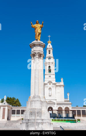 Statue de Jésus et Basilique de Notre-Dame du Rosaire à Sanctuaire de Fatima Banque D'Images