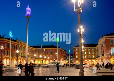 La Place Massena Square dans le centre de la vieille ville de Nice, Provence, France, Europe - sculpture avec colonnes qui change de couleur Banque D'Images