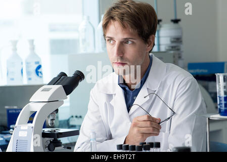 De travail scientifique en laboratoire, à l'écart dans la pensée Banque D'Images