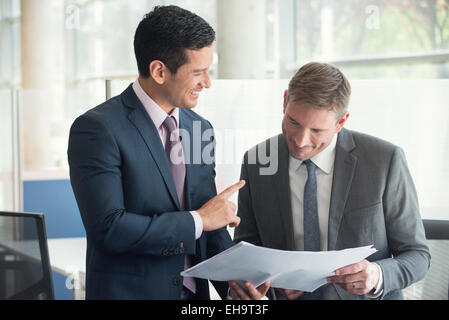 Ensemble de l'examen du document d'affaires Banque D'Images