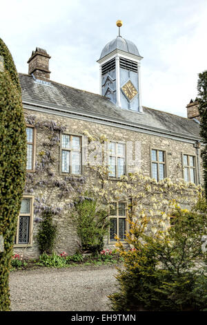 La tour de l'horloge à Levens Hall et la façade du bâtiment est couvert par glycine, Kendal, Cumbria, Lake District, en Angleterre. Banque D'Images