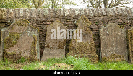 Pierres tombales anciennes et survécu dans le cimetière, près de l'église de Hardraw Hawes, North Yorkshire, Angleterre, Grande-Bretagne. Banque D'Images