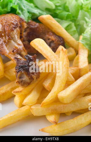 Cuisse de poulet avec frites et salade verte. Banque D'Images