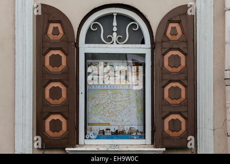Close up de fenêtre avec volets et carte de Tallinn en fenêtre, rue Pikk, Vanalinn (vieille ville), Tallinn, Estonie Banque D'Images