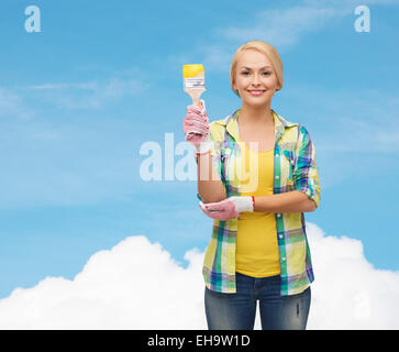 Femme souriante avec paintbrush Banque D'Images