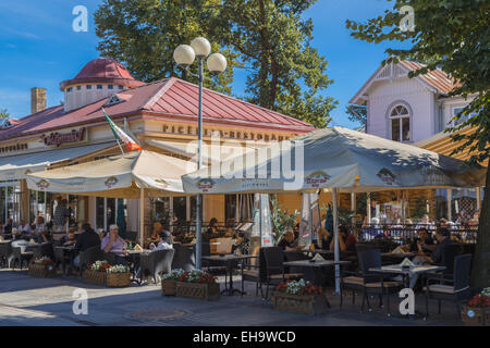 Les gens de manger au restaurant en plein air sur Jomas Iela, Majori, Jurmala, Lettonie Banque D'Images