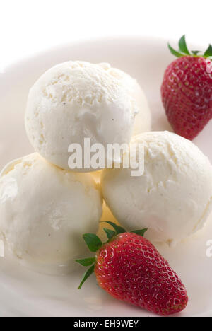 Crème glacée à la vanille avec des fraises fraîches. Banque D'Images