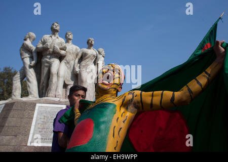 Dhaka, Bangladesh . Mar 10, 2015. Le Bangladesh partisans célébrer dans les rues de Dhaka après avoir remporté le 2015 ICC Cricket World Cup Match contre l'Angleterre et se qualifier pour les quart de finale. Zakir Hossain Chowdhury Crédit : zakir/Alamy Live News Banque D'Images