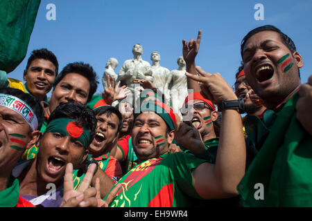 Dhaka, Bangladesh . Mar 10, 2015. Le Bangladesh partisans célébrer dans les rues de Dhaka après avoir remporté le 2015 ICC Cricket World Cup Match contre l'Angleterre et se qualifier pour les quart de finale. Zakir Hossain Chowdhury Crédit : zakir/Alamy Live News Banque D'Images