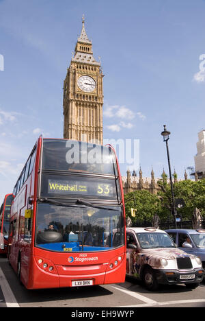 Londres 20 Aug 2013 : London bus rouge et deux taxis devant Big Ben le 20 août à Westminster, London, UK Banque D'Images