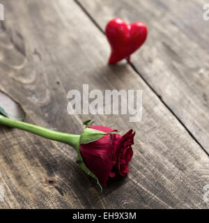 Sur une table en bois de rose,love concept Banque D'Images