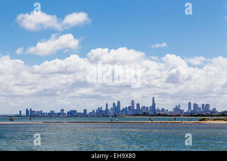 Voir l'horizon de la ville de Melbourne sur le Port Philip Bay au milieu de la plage de Brighton Banque D'Images