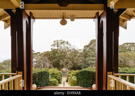 Vue depuis la véranda du chalet historique du mont Buffalo, Mount Buffalo, victorien high country, Victoria, Australie Banque D'Images