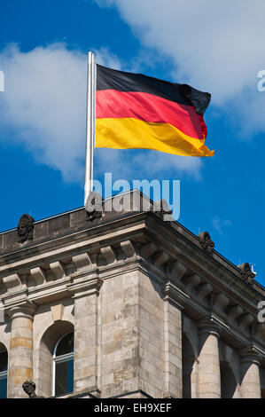 Bundestag avec drapeau allemand, le Parlement Berlin, Allemagne, Europe Banque D'Images