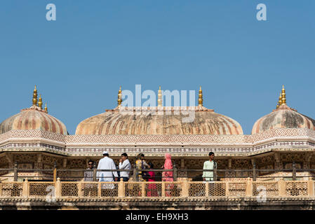 Les visiteurs sur le toit de Ganesh Pol (porte) à l'Amber Palace (Fort Amer), Jaipur, Rajasthan, Inde Banque D'Images