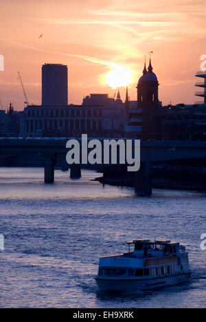 Londres 20 Aug 2013 : London Eye bateau de croisière voiles la Tamise au coucher du soleil le 20 août 2013 vue de Tower Bridge, London, UK Banque D'Images