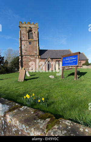 Village de Handley, Angleterre. Vue pittoresque du printemps de Handley All Saints Church. Banque D'Images