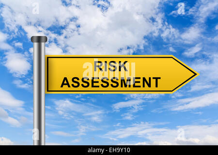 Mots clés de l'évaluation des risques sur la route jaune signe sur ciel bleu Banque D'Images