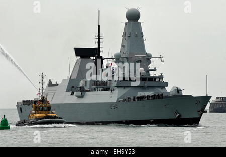 AJAXNETPHOTO. - Juillet 11th, 2014. PORTSMOUTH, Angleterre. - Retours - TYPE 45 destroyer HMS DIAMOND RENVOIE À LA FRANCE APRÈS 6 MOIS DE DÉPLOIEMENT PHOTO:TONY HOLLAND/AJAX REF: 29 SRD141107 Banque D'Images