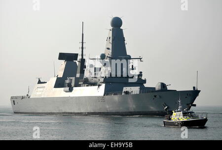 AJAXNETPHOTO. - 12ème mars, 2014. - PORTSMOUTH, Angleterre. - TYPE 45 destroyer HMS DRAGON QUI ARRIVENT AU PORT. photo:JONATHAN EASTLAND/AJAX REF:7434 SRD141203 Banque D'Images