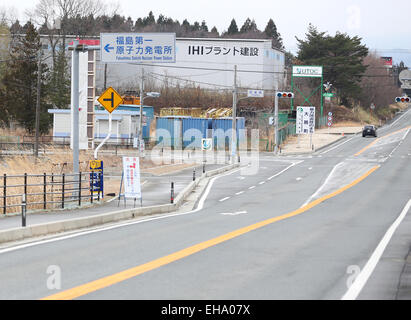 (150310) -- Fukushima, le 10 mars 2015 (Xinhua) -- le signe du nucléaire de Fukushima Daiichi est vu dans le district d'Okuma, préfecture de Fukushima, au Japon, le 7 mars 2015. Les scènes des villes et villages abandonnés encore quatre ans après le séisme qui a déclenché le tsunami a violé les défenses de la centrale nucléaire de Fukushima Daiichi, pourrait contribuer à la toile de fond parfaite pour un film de zombie Hollywood apocalyptiques, mais le problème serait que les niveaux de rayonnement dans la zone serait trop dangereux pour la distribution et l'équipe. Le gouvernement central de la maxime "Tout est sous Banque D'Images