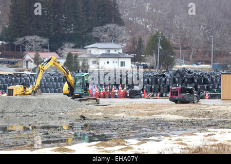 (150310) -- Fukushima, le 10 mars 2015 (Xinhua) -- sacs noirs contenant de l'accumulation de déchets contaminés sont vus dans la ville d'Iitate, préfecture de Fukushima, au Japon, le 7 mars 2015. Les scènes des villes et villages abandonnés encore quatre ans après le séisme qui a déclenché le tsunami a violé les défenses de la centrale nucléaire de Fukushima Daiichi, pourrait contribuer à la toile de fond parfaite pour un film de zombie Hollywood apocalyptiques, mais le problème serait que les niveaux de rayonnement dans la zone serait trop dangereux pour la distribution et l'équipe. Le gouvernement central de la maxime "Tout est l'UEDN Banque D'Images