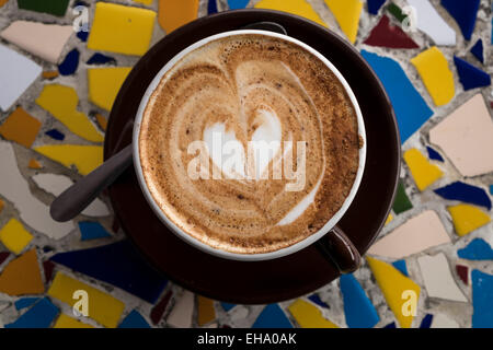 Vue aérienne d'un cappuccino avec un cœur en chocolat. Banque D'Images
