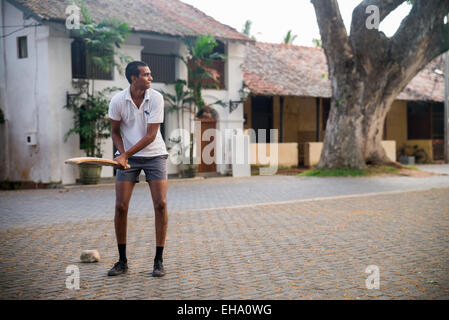 Les garçons du Sri Lanka à jouer au cricket dans la rue à l'intérieur de Galle Fort Banque D'Images