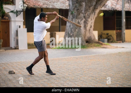 Les garçons du Sri Lanka à jouer au cricket dans la rue à l'intérieur de Galle Fort Banque D'Images