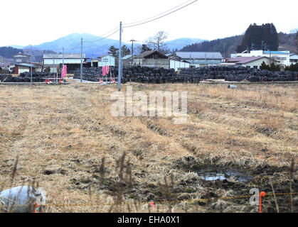 (150310) -- Fukushima, le 10 mars 2015 (Xinhua) -- sacs noirs contenant de l'accumulation de déchets contaminés sont vus dans la ville d'Iitate, préfecture de Fukushima, au Japon, le 7 mars 2015. Les scènes des villes et villages abandonnés encore quatre ans après le séisme qui a déclenché le tsunami a violé les défenses de la centrale nucléaire de Fukushima Daiichi, pourrait contribuer à la toile de fond parfaite pour un film de zombie Hollywood apocalyptiques, mais le problème serait que les niveaux de rayonnement dans la zone serait trop dangereux pour la distribution et l'équipe. Le gouvernement central de la maxime "Tout est l'UEDN Banque D'Images