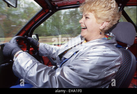 Pam St Clements qui joue Pat Butcher dans Eastenders conduit une voiture de rallye. Banque D'Images