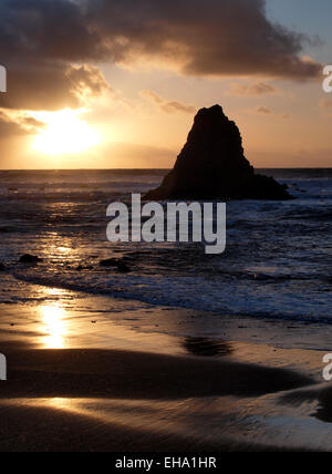 Coucher du soleil à Black Rock, Widemouth Bay, Bude, Cornwall, UK Banque D'Images