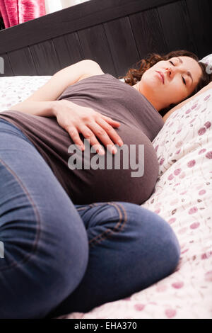 Femme enceinte à terme et dormir. Banque D'Images