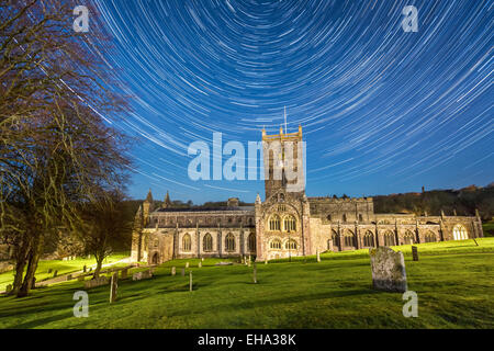 Messe de Minuit - Star Trails sur l'emblématique Cathédrale St Davids dans la région de Pembrokeshire, Pays de Galles. Composé de 114 images pour les étoiles et Banque D'Images