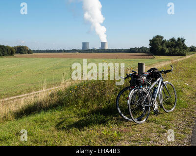 Les tours de refroidissement à la Centrale Electrique de St Laurent-des-Eaux du chemin de halage près de mer, de la Loire, France Banque D'Images