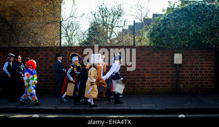 Jeudi 5 mars, 2015 enfants juifs ultra-orthodoxes habillé en robe de soirée pour célébrer le peuple juif de Pourim à Stamford Hill quartier de Londres. Banque D'Images