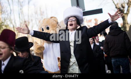 Jeudi 5 mars, 2015 enfants juifs ultra-orthodoxes habillé en robe de soirée pour célébrer le peuple juif de Pourim à Stamford Hill quartier de Londres. Banque D'Images