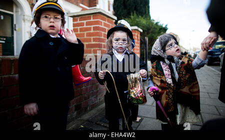 Jeudi 5 mars, 2015 enfants juifs ultra-orthodoxes habillé en robe de soirée pour célébrer le peuple juif de Pourim à Stamford Hill quartier de Londres. Banque D'Images