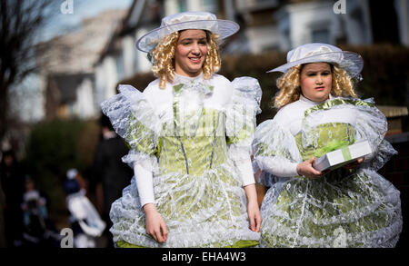 Jeudi 5 mars, 2015 enfants juifs ultra-orthodoxes habillé en robe de soirée pour célébrer le peuple juif de Pourim à Stamford Hill quartier de Londres. Banque D'Images