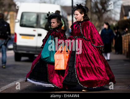 Jeudi 5 mars, 2015 enfants juifs ultra-orthodoxes habillé en robe de soirée pour célébrer le peuple juif de Pourim à Stamford Hill quartier de Londres. Banque D'Images