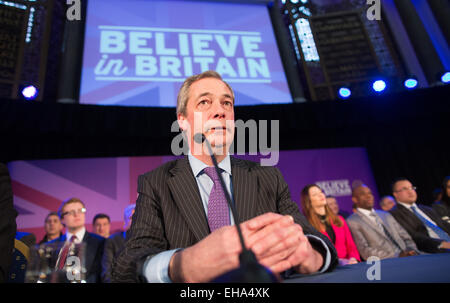 Mercredi 4 mars 2015, Nigel Farage arrive au Centre Emmanuel pour dévoiler la politique d'immigration de l'UKIP à Londres. Banque D'Images