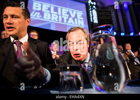 Mercredi 4 mars 2015, Nigel Farage arrive au Centre Emmanuel pour dévoiler la politique d'immigration de l'UKIP à Londres. Banque D'Images