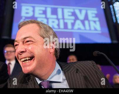 Mercredi 4 mars 2015, Nigel Farage arrive au Centre Emmanuel pour dévoiler la politique d'immigration de l'UKIP à Londres. Banque D'Images