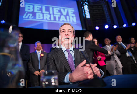 Mercredi 4 mars 2015, Nigel Farage arrive au Centre Emmanuel pour dévoiler la politique d'immigration de l'UKIP à Londres. Banque D'Images