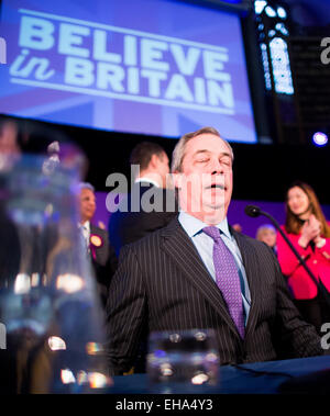 Mercredi 4 mars 2015, Nigel Farage arrive au Centre Emmanuel pour dévoiler la politique d'immigration de l'UKIP à Londres. Banque D'Images