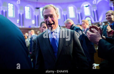 Mercredi 4 mars 2015, Nigel Farage arrive au Centre Emmanuel pour dévoiler la politique d'immigration de l'UKIP à Londres. Banque D'Images