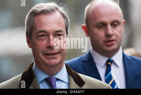 Mercredi 4 mars 2015, Nigel Farage arrive au Centre Emmanuel pour dévoiler la politique d'immigration de l'UKIP à Londres. Banque D'Images