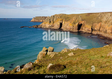 Vue à l'ensemble des Cornouailles Mill Bay vers Nanjizal, Carn Le Boel et carn Caps Barra ; près de Land's End, Cornwall, UK. Banque D'Images