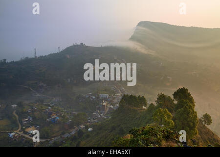 Mist circulant sur les collines à l'aube près de Bandipur, Népal Banque D'Images