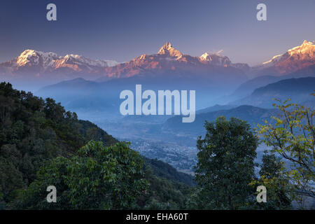 L'Annapurnas au crépuscule de Sarankot près de Pokhara au Népal Banque D'Images